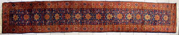 Passatoia, Caucaso, sec. XX, impianto Prepedil multicolore nei toni del del rosso, del blu e del giallo, cm 395x65