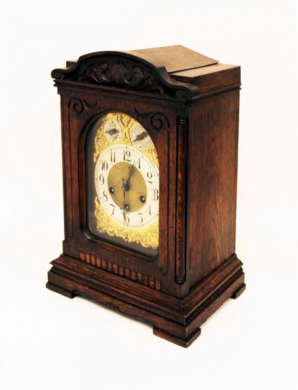 Orologio da tavolo, sec. XX, cassa in legno di rovere di gusto&nbsp;&nbsp;&nbsp;&nbsp;&nbsp;&nbsp;&nbsp;&nbsp;&nbsp;&nbsp;&nbsp;&nbsp;
