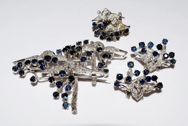 PARURE IN ORO BIANCO, DIAMANTI E ZAFFIRI,COMPOSTA&nbsp;&nbsp;&nbsp;&nbsp;&nbsp;&nbsp;&nbsp;&nbsp;&nbsp;&nbsp;&nbsp;&nbsp;&nbsp;&nbsp;&nbsp;&nbsp;&nbsp;&nbsp;&nbsp;&nbsp;&nbsp;&nbsp;&nbsp;&nbsp;&nbsp;  - Asta GIOIELLI, ARGENTI, E OPERE DI ARTE ANTICA E CONTEMPORANEA - Poggio Bracciolini Casa d'Aste
