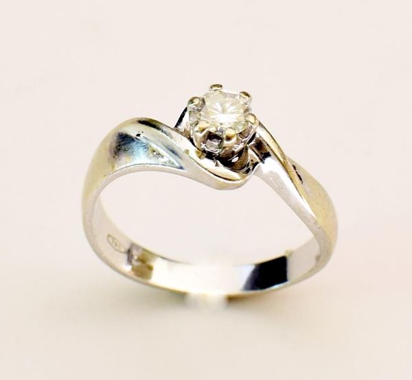 ANELLO IN ORO BIANCO E DIAMANTI                                           