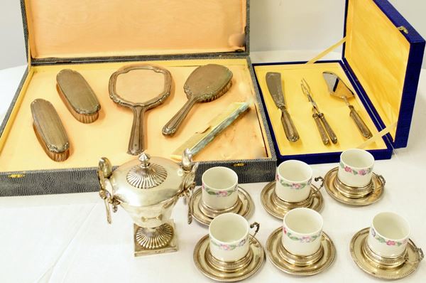 DUE SCATOLE CON SERVITO TOELETTE E POSATE ,                                 - Asta GIOIELLI, ARGENTI, E OPERE DI ARTE ANTICA E CONTEMPORANEA - Poggio Bracciolini Casa d'Aste