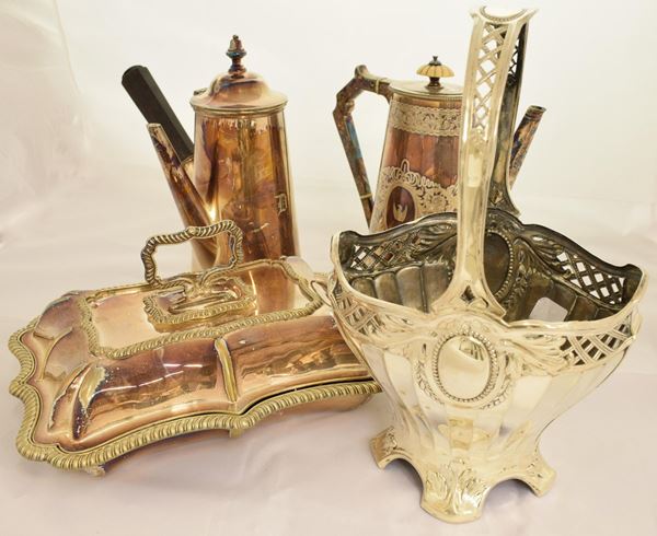 DUE TEIERE E LEGUMIERA , INGHILTERRA SEC. XX&nbsp;&nbsp;&nbsp;&nbsp;&nbsp;&nbsp;&nbsp;&nbsp;&nbsp;&nbsp;&nbsp;&nbsp;&nbsp;&nbsp;&nbsp;&nbsp;&nbsp;&nbsp;&nbsp;&nbsp;&nbsp;&nbsp;&nbsp;&nbsp;&nbsp;&nbsp;&nbsp;&nbsp;&nbsp;&nbsp;  - Asta GIOIELLI, ARGENTI, E OPERE DI ARTE ANTICA E CONTEMPORANEA - Poggio Bracciolini Casa d'Aste