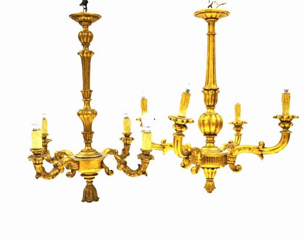 Due Lampadari, sec. XIX, in legno dorato e intagliato, quattro bracci; alt.  - Asta GIOIELLI, ARGENTI, E OPERE DI ARTE ANTICA E CONTEMPORANEA - Poggio Bracciolini Casa d'Aste