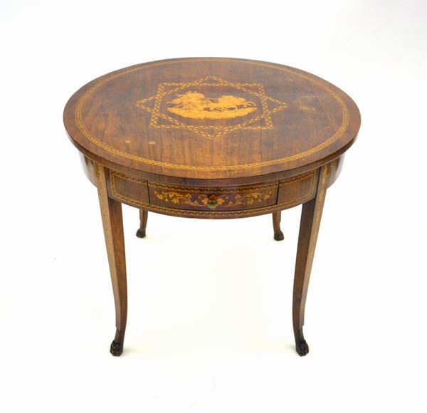 Tavolino, sec. XIX, lastronato in noce, piano circolare intarsiato con      - Asta GIOIELLI, ARGENTI, E OPERE DI ARTE ANTICA E CONTEMPORANEA - Poggio Bracciolini Casa d'Aste