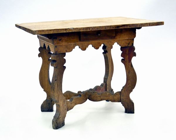 Tavolo, sec. XVII, in noce, piano rettangolare, un cassetto, gambe a vaso;  - Asta GIOIELLI, ARGENTI, E OPERE DI ARTE ANTICA E CONTEMPORANEA - Poggio Bracciolini Casa d'Aste