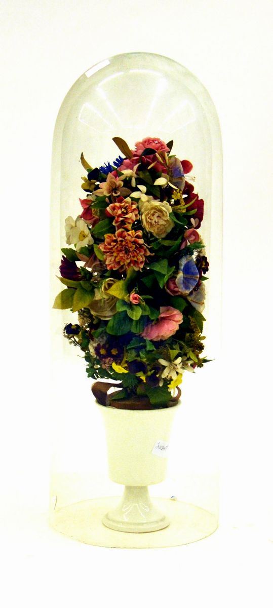 Vaso, sec. XX,&nbsp; in maiolica, con composizione di fiori entro teca in vetro;