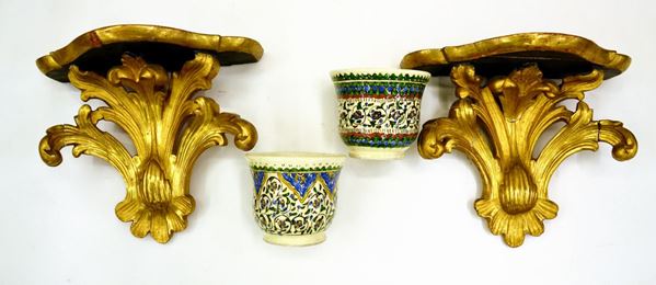Coppia di mensole parietali, sec. XIX, in legno dorato e intagliatoa foglie  - Asta GIOIELLI, ARGENTI, E OPERE DI ARTE ANTICA E CONTEMPORANEA - Poggio Bracciolini Casa d'Aste