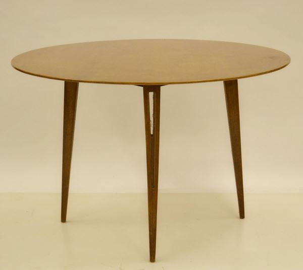 Tavolino, anni 70, piano circolare su quattro gambe troncopiramidali, alt.