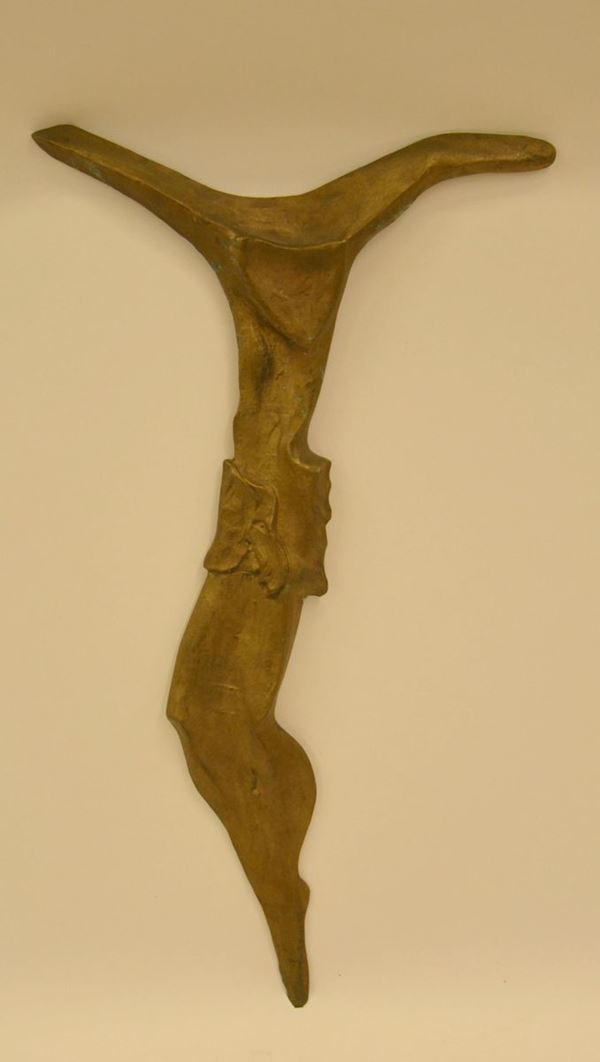 Scultura, sec. XX, in bronzo, raffigurante Ges&ugrave; crocifisso, cm 42x78&nbsp;&nbsp;&nbsp;&nbsp;&nbsp;&nbsp;