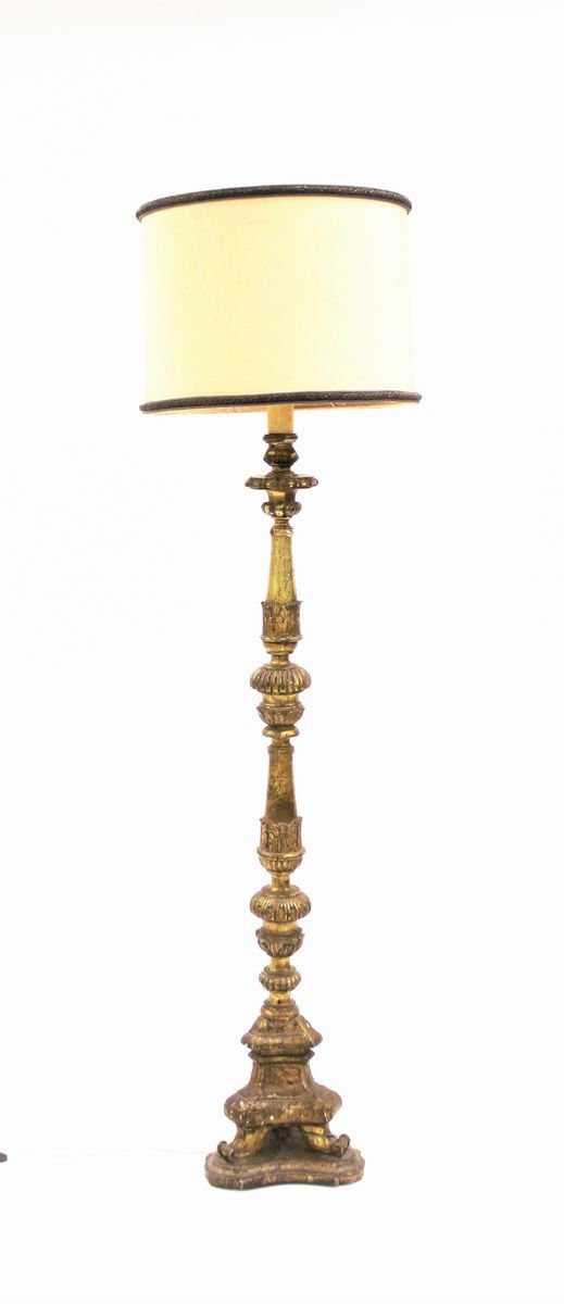 Torciera, sec. XVIII, in legno intagliato e dorato a mecca, fusto tornito a