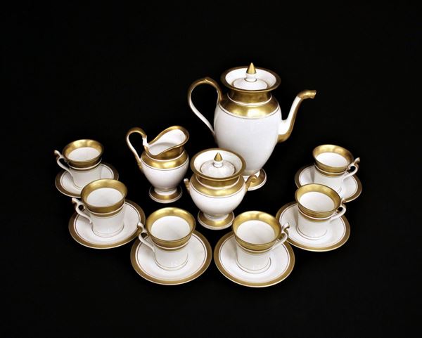 Servito da caff&egrave; in stile Impero, in ceramica bianca lumeggiata in oro,&nbsp;&nbsp;&nbsp;