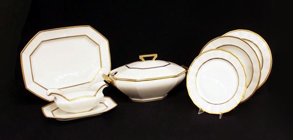 Servito di piatti, Francia, in porcellana bianca lumeggiata in oro, orlo&nbsp;&nbsp;  - Asta GIOIELLI, ARGENTI, E OPERE DI ARTE ANTICA E CONTEMPORANEA - Poggio Bracciolini Casa d'Aste