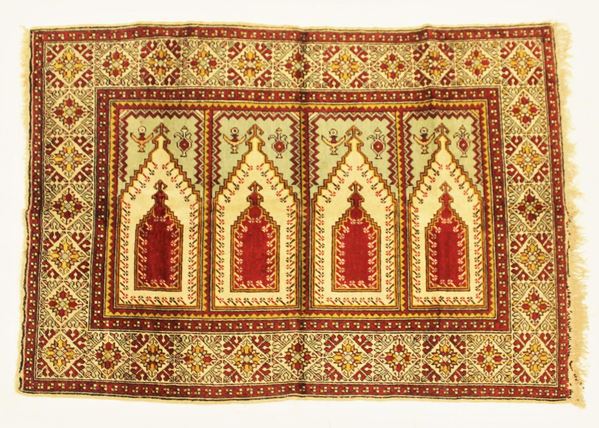 Tappeto, Anatolia, sec. XX, impianto geometrico nei toni del rosso, crema e