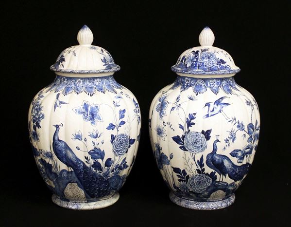 Coppia di potiches, sec. XX, in ceramica bianco blu, manifattura Nove,&nbsp;&nbsp;&nbsp;&nbsp;