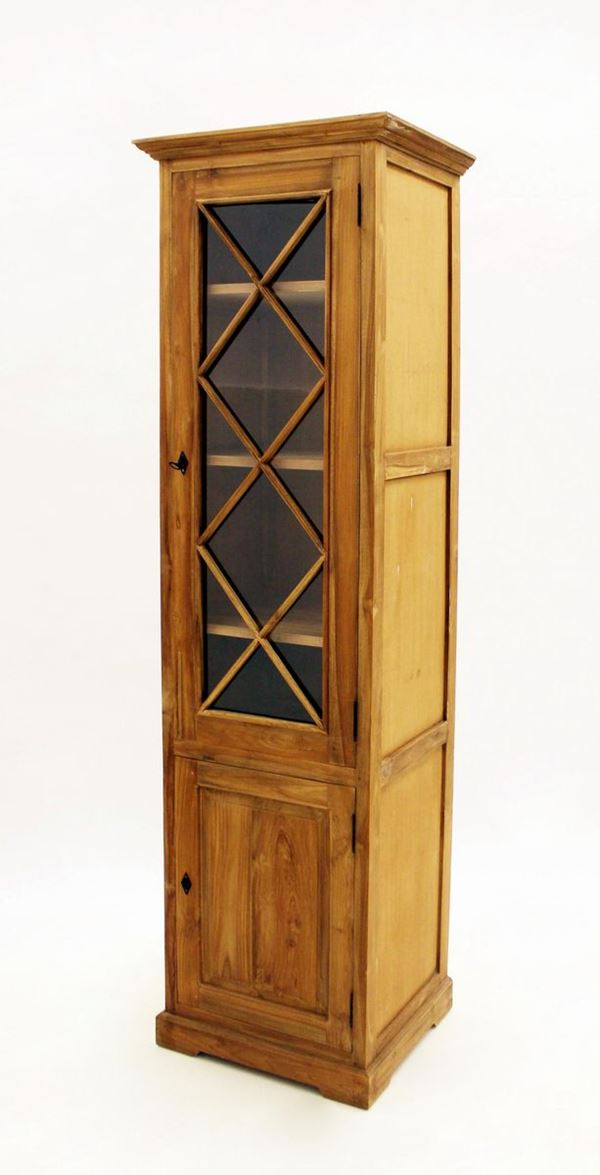 Stipo a colonna, sec. XX, in legno di teak, fronte ad uno sportello vetrato
