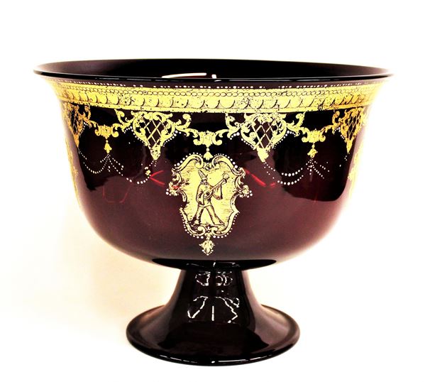 Grande coppa, Boemia, sec. XIX/XX, in vetro rosso lumeggiato in oro, alt.&nbsp;