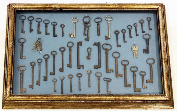 Serie di chiavi antiche, entro cornice, ingombro massimo cm 76x51&nbsp;&nbsp;&nbsp;&nbsp;&nbsp;&nbsp;&nbsp;&nbsp;&nbsp;