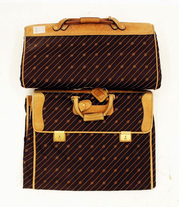 Due porta abiti, anni 80/90, produzione Gucci&nbsp;&nbsp;&nbsp;&nbsp;&nbsp;&nbsp;&nbsp;&nbsp;&nbsp;&nbsp;&nbsp;&nbsp;&nbsp;&nbsp;&nbsp;&nbsp;&nbsp;&nbsp;&nbsp;&nbsp;&nbsp;&nbsp;&nbsp;&nbsp;&nbsp;&nbsp;&nbsp;&nbsp;&nbsp;