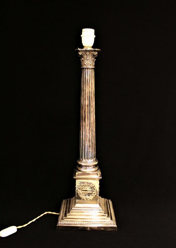 Lampada da tavolo, sec. XX, in metallo argentato, realizzata a guisa di&nbsp;&nbsp;&nbsp;