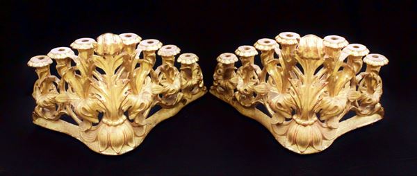Coppia di candelabri angolari, sec. XVIII, in legno scolpito e dorato,&nbsp;&nbsp;&nbsp;&nbsp;