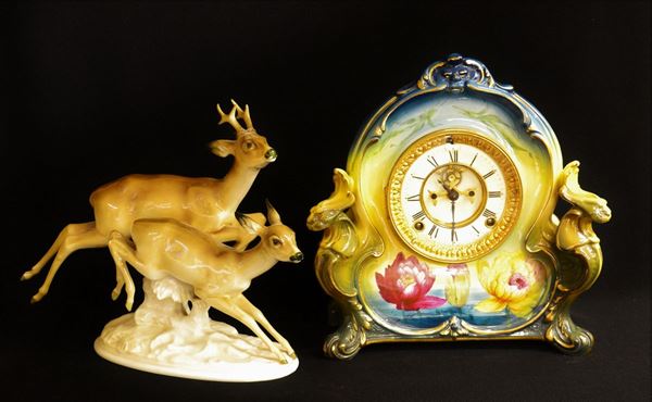 Orologio da tavolo, Germania, sec. XX, in maiolica&nbsp;&nbsp;&nbsp;&nbsp;&nbsp;&nbsp;&nbsp;&nbsp;&nbsp;&nbsp;&nbsp;&nbsp;&nbsp;&nbsp;&nbsp;&nbsp;&nbsp;&nbsp;&nbsp;&nbsp;&nbsp;&nbsp;&nbsp;&nbsp;