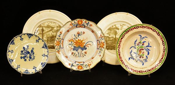Cinque piatti da parete, sec. XX, in maiolica decorata a fiori e paesaggi,