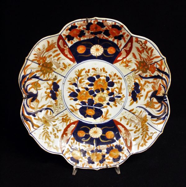 Grande piatto, Giappone, sec. XIX, lobato in porcellana con decorazioni&nbsp;&nbsp;&nbsp;