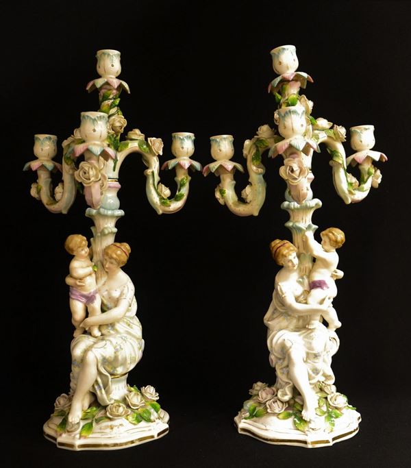 Coppia di portacandele, inizi sec. XX, in ceramica Meissen&nbsp;&nbsp;&nbsp;&nbsp;&nbsp;&nbsp;&nbsp;&nbsp;&nbsp;&nbsp;&nbsp;&nbsp;&nbsp;&nbsp;&nbsp;&nbsp;