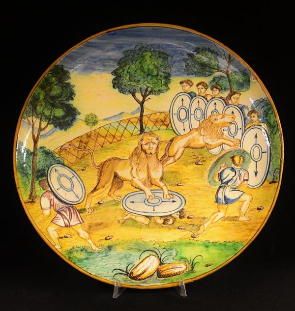 Piatto, in stile 500, in maiolica dipinta in policromia&nbsp;&nbsp;&nbsp;&nbsp;&nbsp;&nbsp;&nbsp;&nbsp;&nbsp;&nbsp;&nbsp;&nbsp;&nbsp;&nbsp;&nbsp;&nbsp;&nbsp;&nbsp;&nbsp;