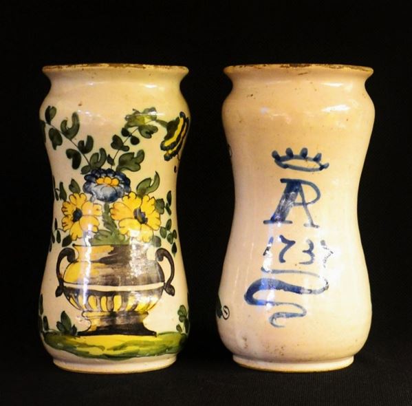 Coppia di albarelli, sec. XVIII, in maiolica&nbsp;&nbsp;&nbsp;&nbsp;&nbsp;&nbsp;&nbsp;&nbsp;&nbsp;&nbsp;&nbsp;&nbsp;&nbsp;&nbsp;&nbsp;&nbsp;&nbsp;&nbsp;&nbsp;&nbsp;&nbsp;&nbsp;&nbsp;&nbsp;&nbsp;&nbsp;&nbsp;&nbsp;&nbsp;&nbsp;