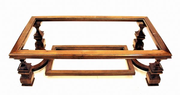 Tavolo da fumo, sec. XX, in noce, piano rettangolare in cristallo, gambe&nbsp;&nbsp;