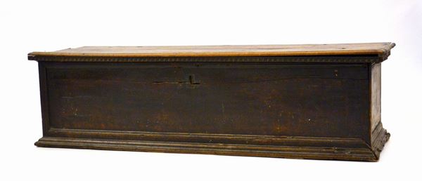 Cassapanca, sec. XVII, in noce, piano con bordo baccellato, cm 165x54x65,&nbsp;