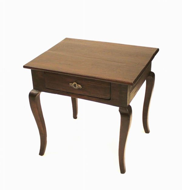 Tavolino, sec. XVIII, in castagno, piano rettangolare, un cassetto nella&nbsp;&nbsp;