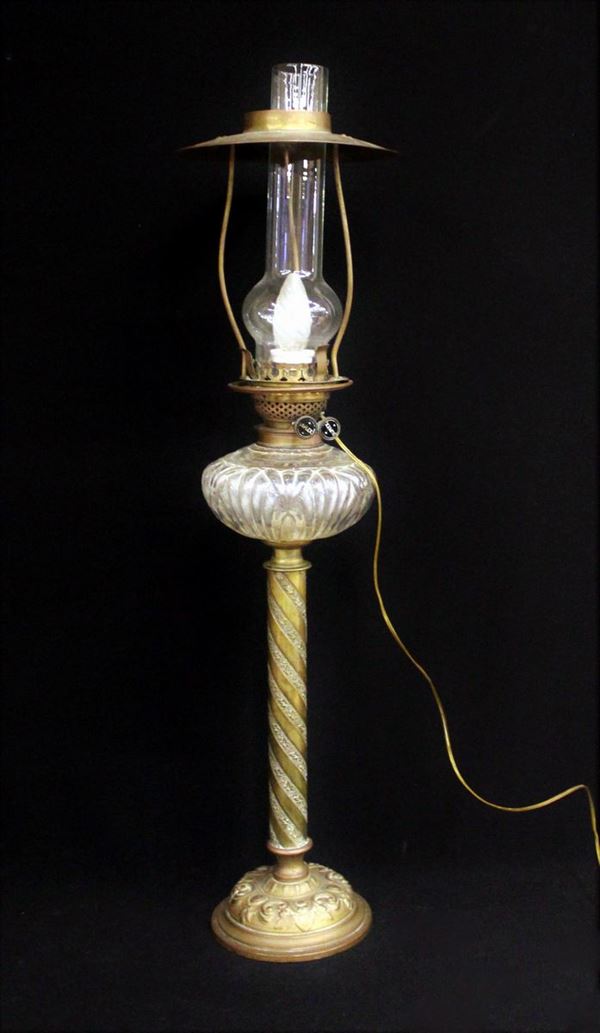 Lume a petrolio, sec. XIX/XX, in ottone e vetro incolore, fusto a colonna&nbsp;