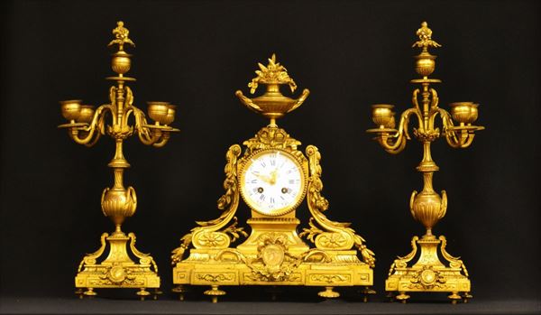 Orologio da tavolo e due candelieri, sec. XIX, in bronzo dorato e forgiato