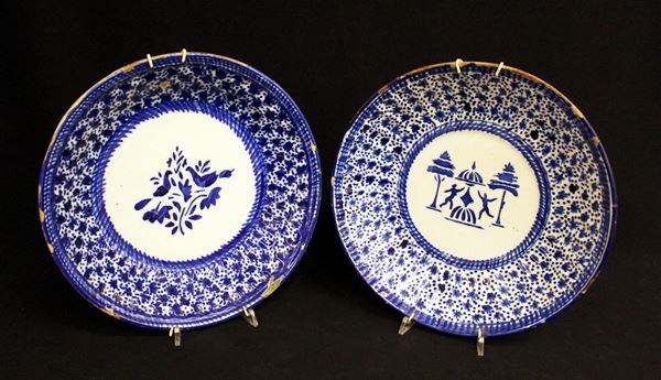 Coppia di grandi piatti, sec. XIX, fondi a decoro blu su fondo bianco, con