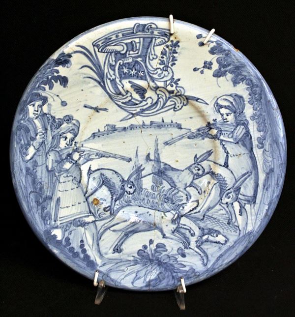 Piatto, Liguria, fine sec. XVII/XVIII, decorato in azzurro a scene di&nbsp;&nbsp;&nbsp;&nbsp;&nbsp;