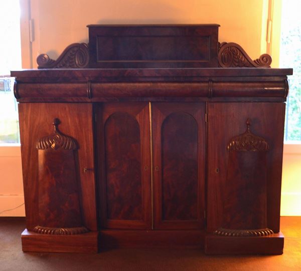 Credenza, Inghilterra, sec. XIX, in mogano, quattro sportelli, tre&nbsp;&nbsp;&nbsp;&nbsp;&nbsp;&nbsp;&nbsp;&nbsp;