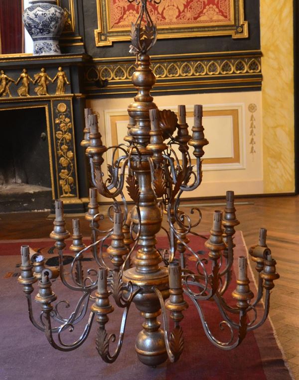 Lampadario, sec. XX, in legno e metallo laccato a ventiquattro luci; cm&nbsp;&nbsp;&nbsp;