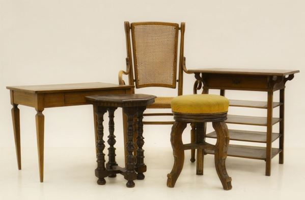 Tre tavolini, un panchetto da pianoforte ed una sedia in cannettè sec. XX,