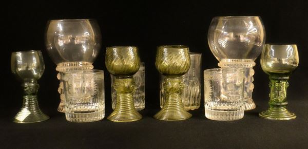 Dieci bicchieri, sec. XIX e XX, di varie forme e colori, in vetro inciso&nbsp;&nbsp;