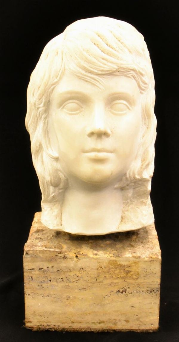 Scultura, sec. XX, in marmo, raffigurante volto di fanciulla, alt. cm 35&nbsp;&nbsp;