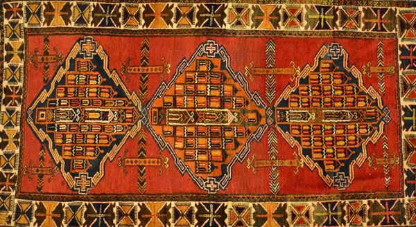Tappeto persiano, Belucistan, fondo nei toni del rosso a motivi geometrici,