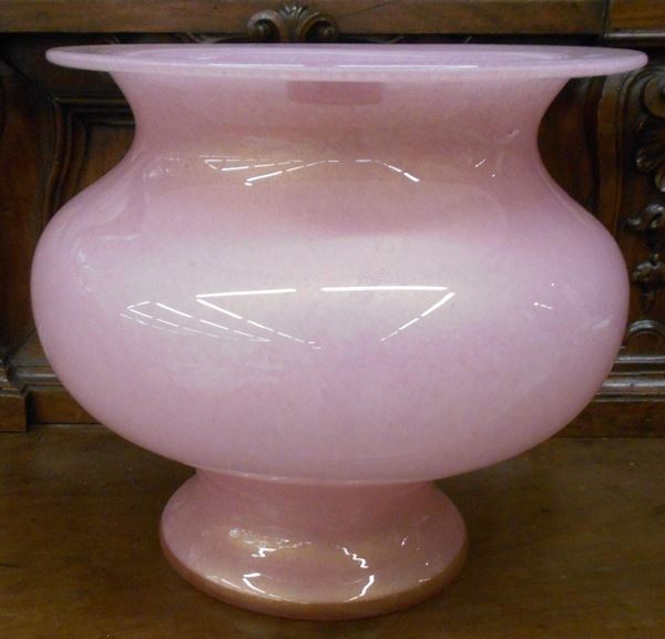 Vaso, sec. XX, in vetro di Muranonei toni del rosa, cm 28x31              