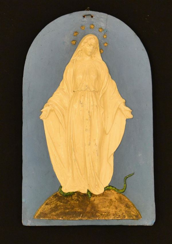Altorilievo, sec. XX, in terracotta, raffigurante Madonna, cm 28x46&nbsp;&nbsp;&nbsp;&nbsp;&nbsp;&nbsp;&nbsp;