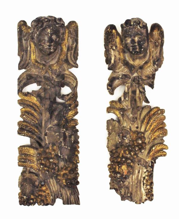 Coppia di lesene, sec. XVII, in legno scolpito, dorato e decorato in      