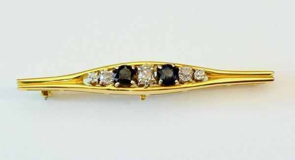 SPILLA IN ORO GIALLO. DIAMANTI E RUBINI                                   