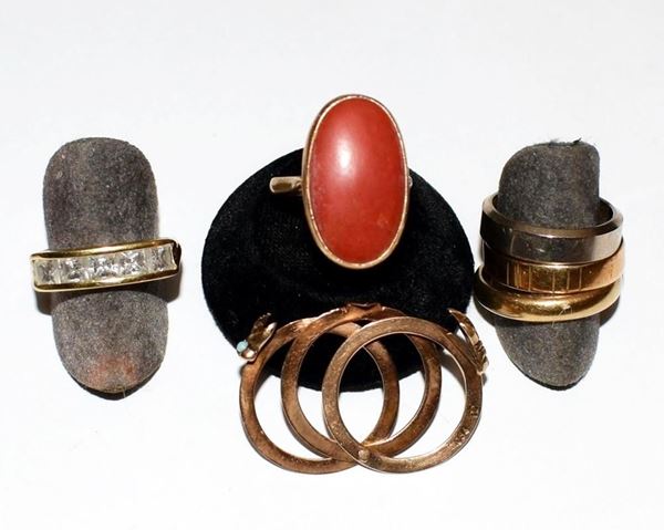 SEI ANELLI IN ORO GIALLO ,ORO BIANCO , CORALLO&nbsp;&nbsp;&nbsp;&nbsp;&nbsp;&nbsp;&nbsp;&nbsp;&nbsp;&nbsp;&nbsp;&nbsp;&nbsp;&nbsp;&nbsp;&nbsp;&nbsp;&nbsp;&nbsp;&nbsp;&nbsp;&nbsp;&nbsp;&nbsp;&nbsp;&nbsp;&nbsp;&nbsp;  - Asta GIOIELLI, ARREDI D'ANTIQUARIATO, DIPINTI DAL XVI AL XX SECOLO E ARGENTI - Poggio Bracciolini Casa d'Aste
