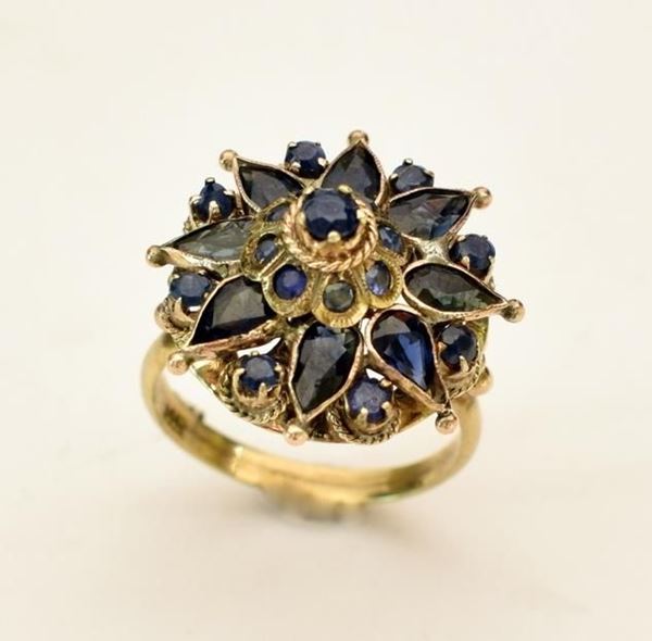 ANELLO IN ORO A BASSO TITOLO E ZAFFIRI&nbsp;&nbsp;&nbsp;&nbsp;&nbsp;&nbsp;&nbsp;&nbsp;&nbsp;&nbsp;&nbsp;&nbsp;&nbsp;&nbsp;&nbsp;&nbsp;&nbsp;&nbsp;&nbsp;&nbsp;&nbsp;&nbsp;&nbsp;&nbsp;&nbsp;&nbsp;&nbsp;&nbsp;&nbsp;&nbsp;&nbsp;&nbsp;&nbsp;&nbsp;&nbsp;&nbsp;