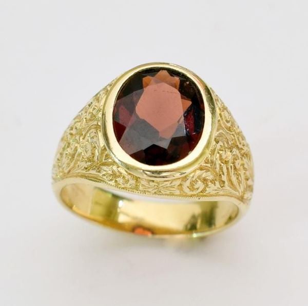 ANELLO IN ORO GIALLO E GRANATO                                            